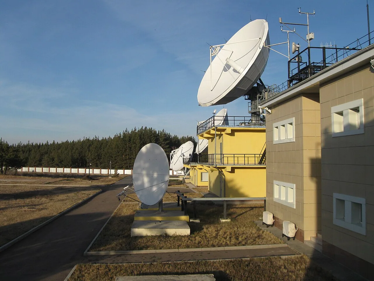 Здание и спутниковые антенны центра управления KazSat в Акколе