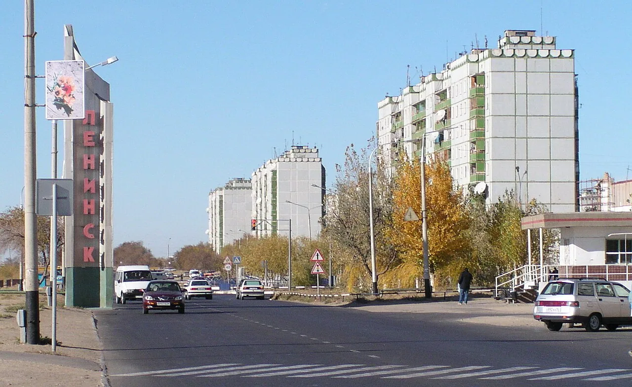 Проспект Гагарина и стела Ленинск в городе Байконур