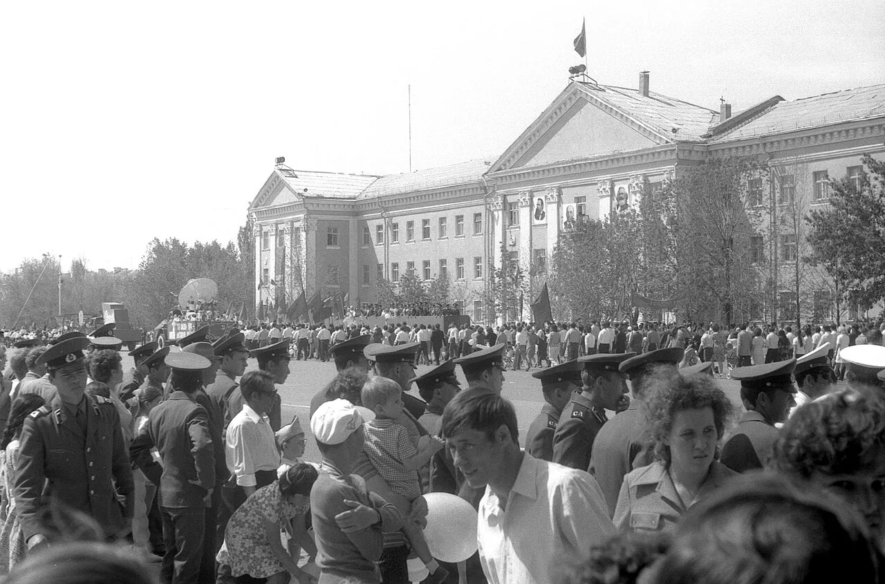 Центральная площадь города Ленинск, нынешнего Байконура, во время праздника 1975 года