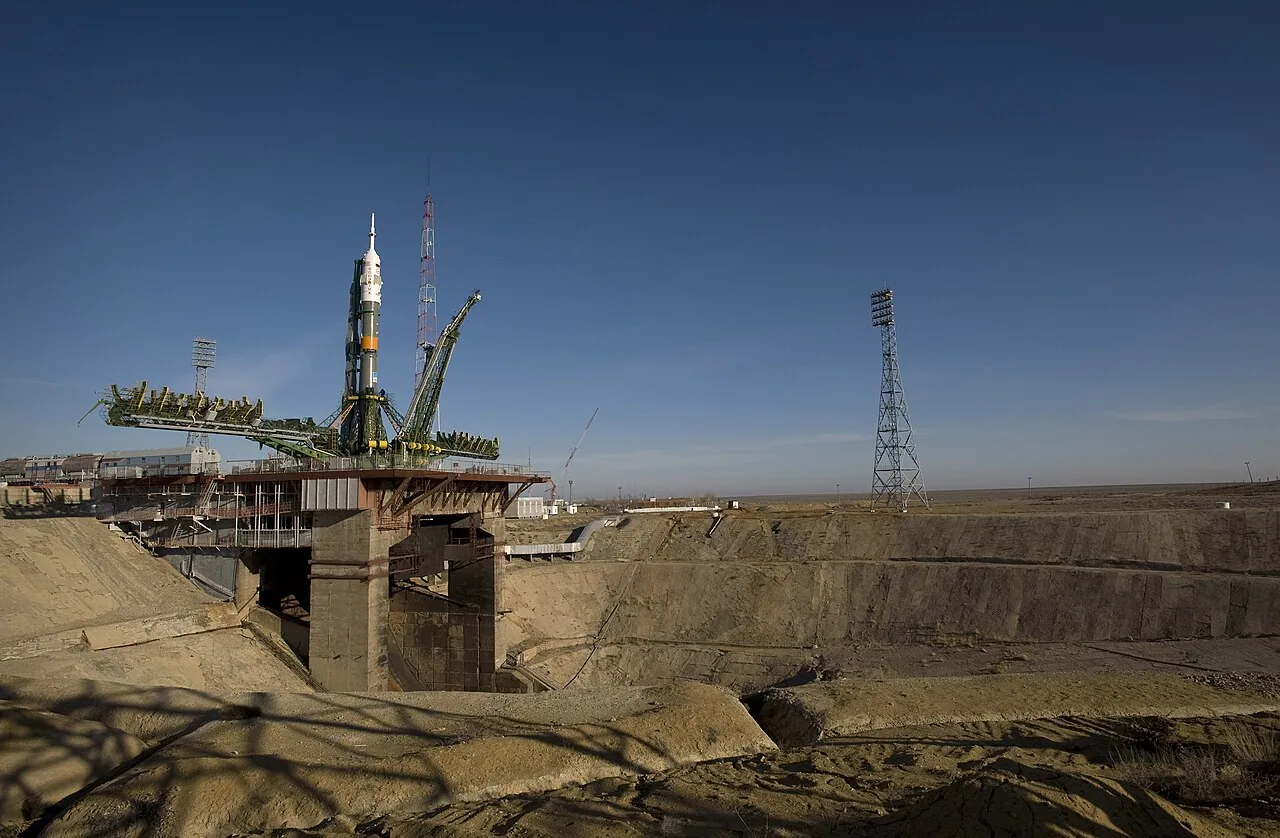 Ракета Союз вертикально установлена на стартовой площадке Байконура