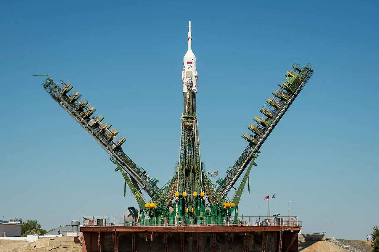 Ракета Союз ТМА-09М установлена на стартовой площадке космодрома Байконур