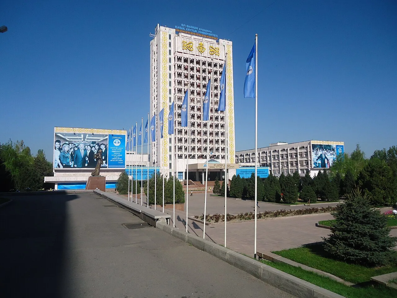 Площадь кампуса КазНУ и высотный главный корпус университета