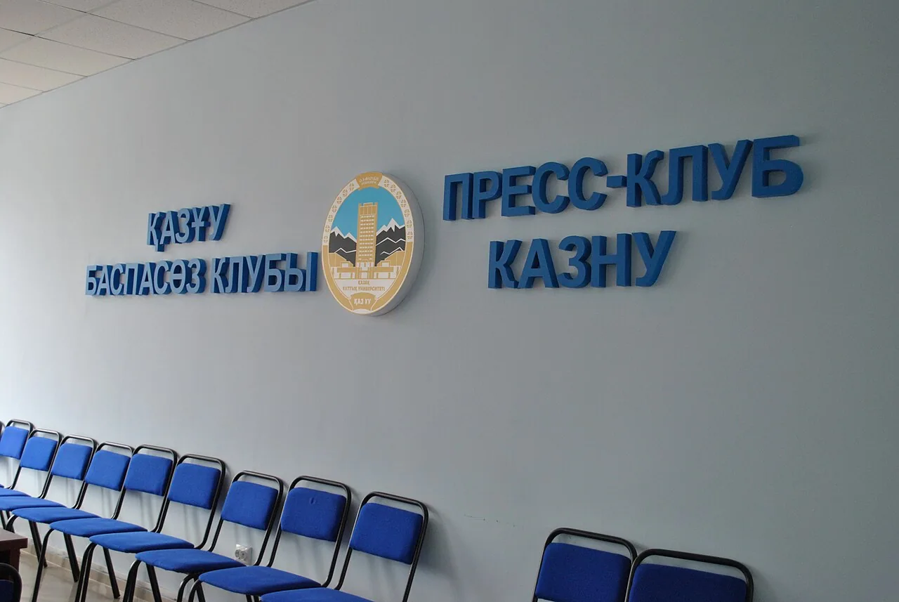 Интерьер пресс-центра Казахского национального университета имени аль-Фараби