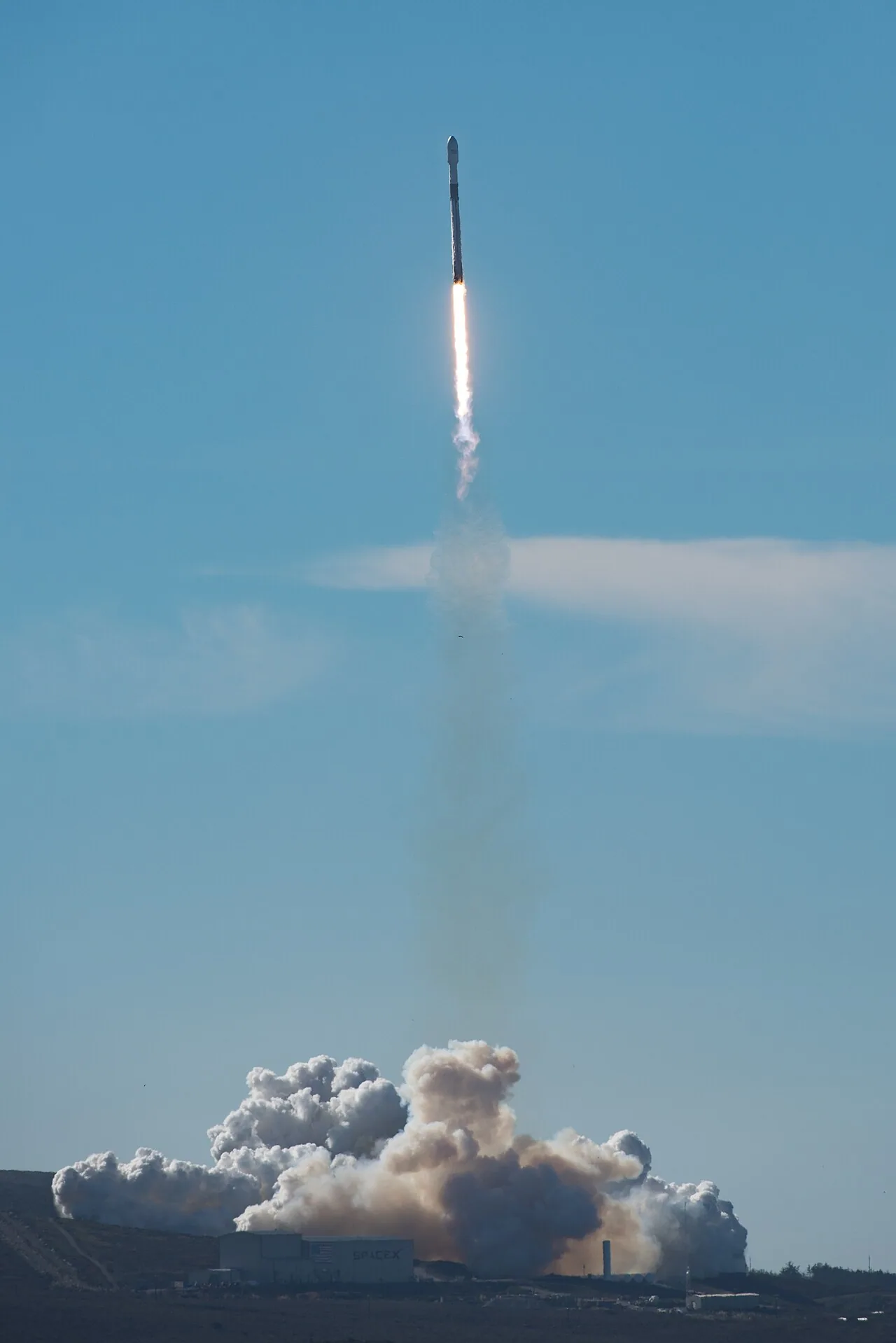 Ракета Falcon 9 стартует с базы Ванденберг в рамках миссии SSO-A